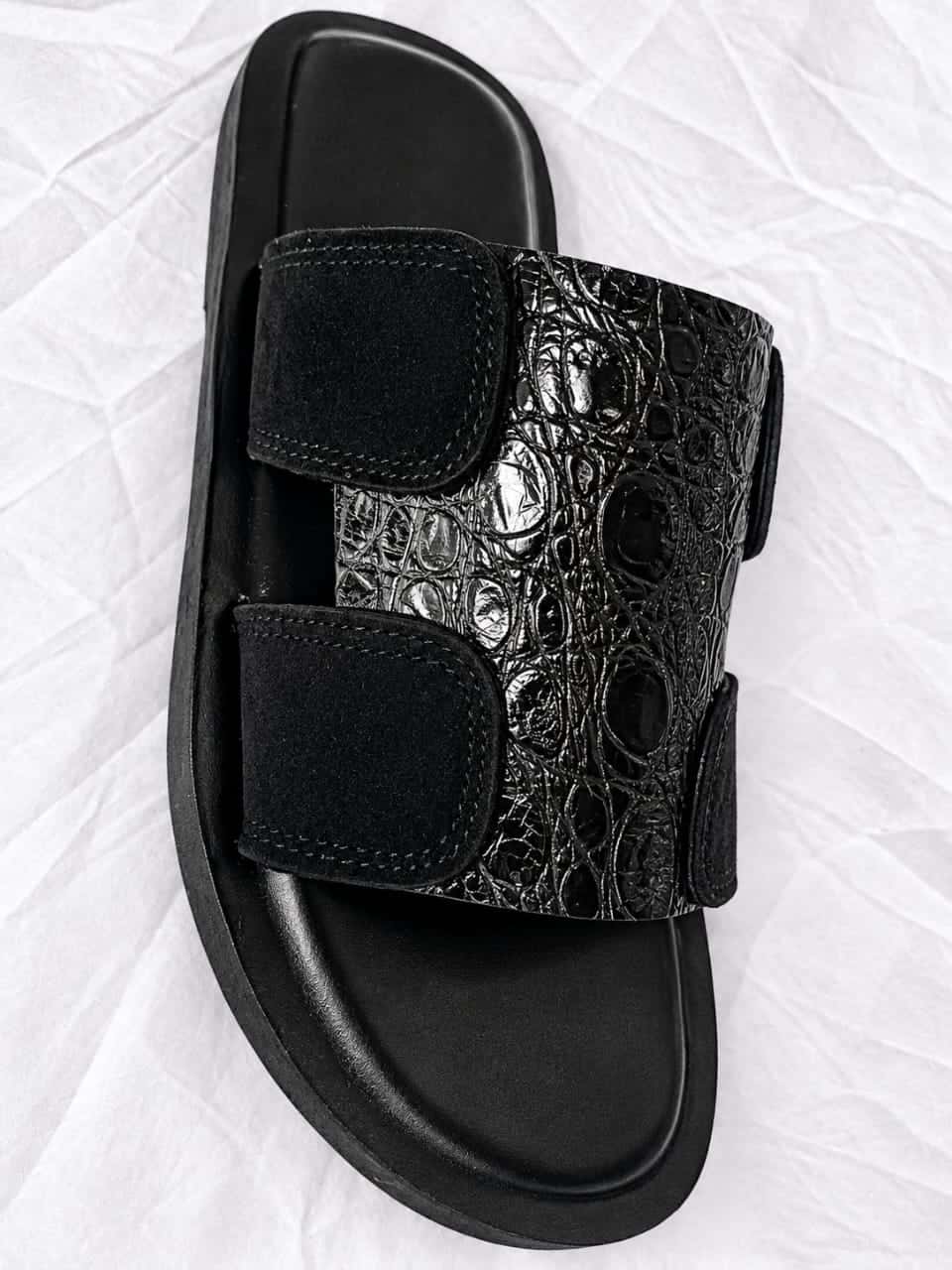 Sandales en cuir noir à double bride effet crocodile