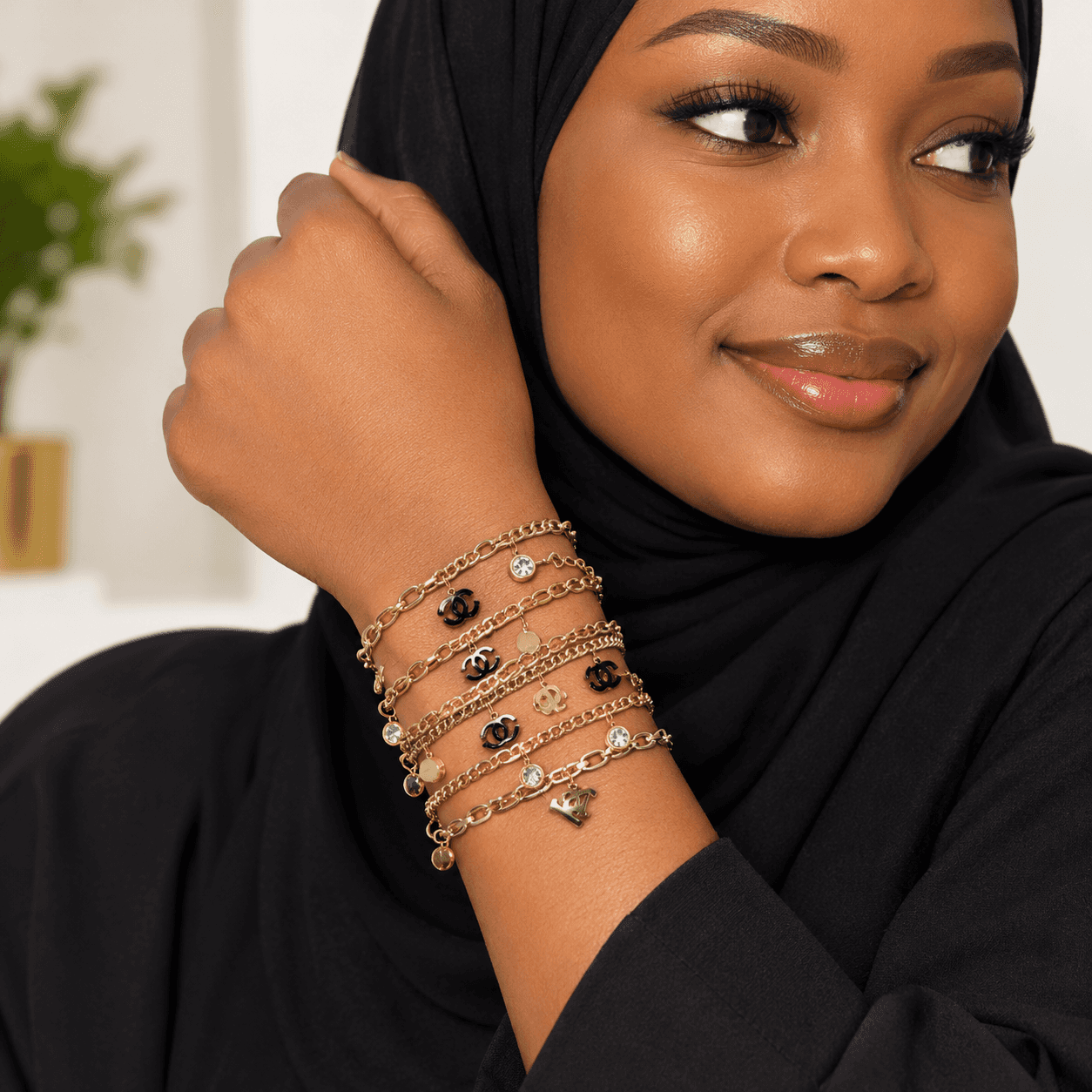 Bracelet Multi-rangs Doré en Acier Inoxydable – Collection Breloques Luxe (Modèles Variés)