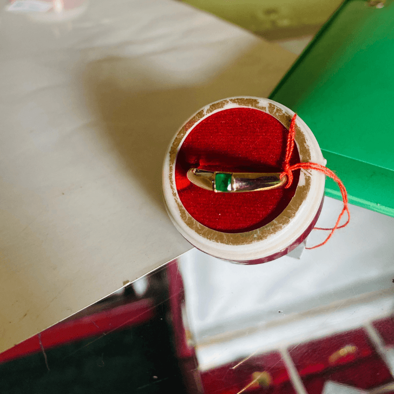 Bague en or chevalière avec émeraude 2,4g