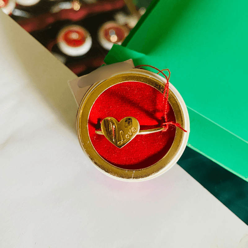 Bague en or en coeur avec écriture LOVE