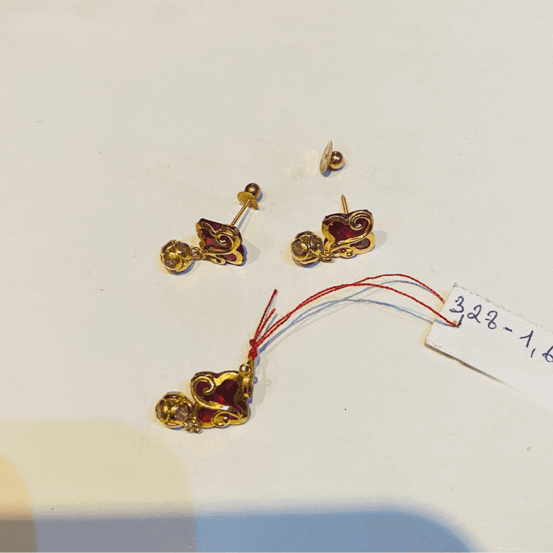 Boucle d_oreille + pendentif en or et pierre rouge